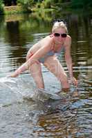 Junge Frau badet im Fluss 888