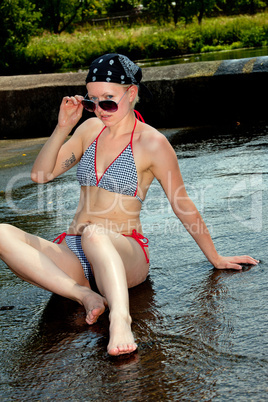 Frau im Bikini sonnt sich am Wasser 912