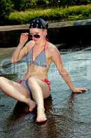 Frau im Bikini sonnt sich am Wasser 912