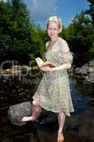 Frau mit Buch am Fluss 804