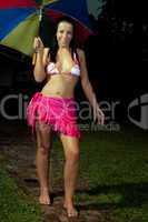 Junge Frau mit Regenschirm 346
