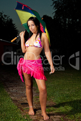 Junge Frau mit Regenschirm 348