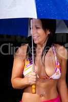 Junge Frau mit Regenschirm 355