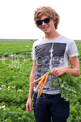 Junger Mann mit Karotten 747
