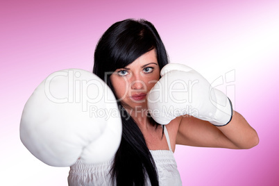 Junge Frau mit Boxhandschuhen 102pink