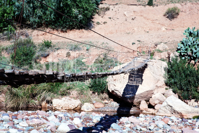 Abenteuerliche Hängebrücke in der Nähe von Marrakesch 644