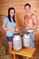 Junge Frau und Jungbauer mit Milchkannen 249