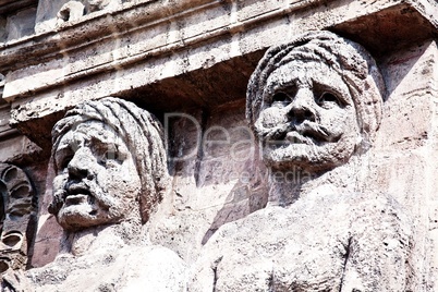 Maurenfiguren im Stadttor von Palermo 300