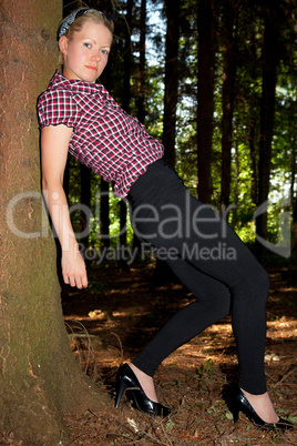 Pinup  Girl im Wald 937