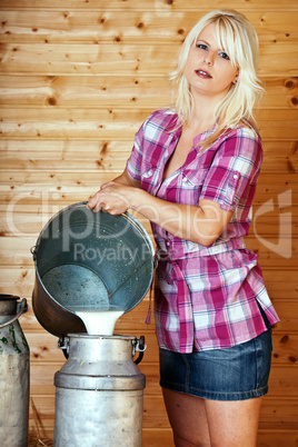 Blonde Frau giesst Milch in Milchkanne 193