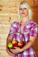 Junge blonde Frau mit Obstkorb 235
