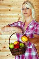 Junge blonde Frau mit Obstkorb reicht Apfel 237