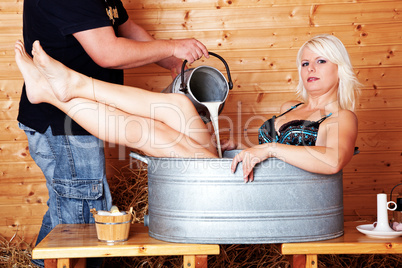 Blonde Frau badet in Milch 266
