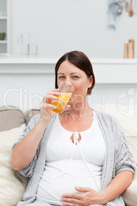 Pregnant woman drinking oranje juice