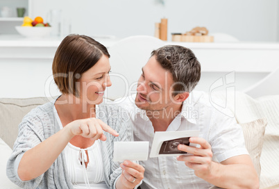 Futur parents looking at X-ray