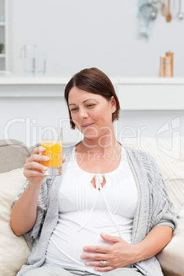 Pregnant woman drinking oranje juice