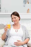 Pregnant woman drinking oranje juice