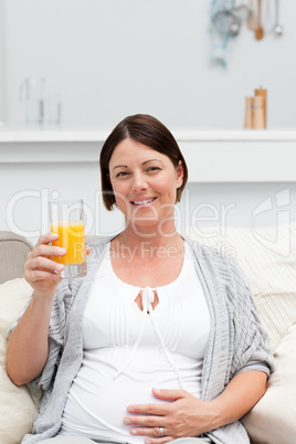 Pregnant woman drinking oranje juice