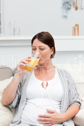 Pregnant woman drinking oranje juice