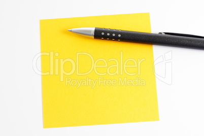 Gelber Notizzettel mit Kugelschreiber