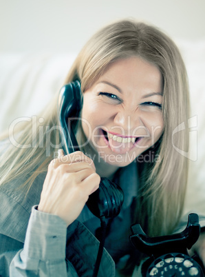 Frau beim Telefonieren auf Bett