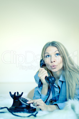 Frau beim Telefonieren auf Bett
