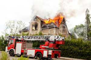 Feuerwehreinsatz beim Hausbrand 956