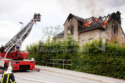 Feuerwehreinsatz beim Hausbrand 969