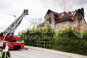 Feuerwehreinsatz beim Hausbrand 969