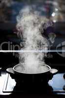 Dampf steigt aus einem kochenden Topf