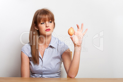 sitzende Frau und ein Ei