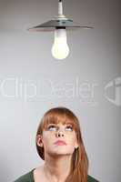 Porträt einer jungen Frau und einer Lampe