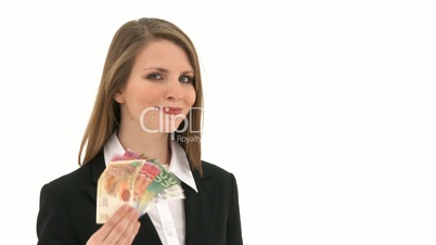 Frau wedelt sich mit Geldscheinen Luft ins Gesicht