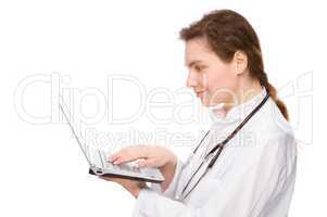 Junge Ärztin mit PC