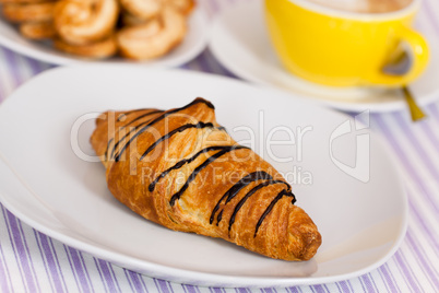 Croissant mit Schoko-Überzug