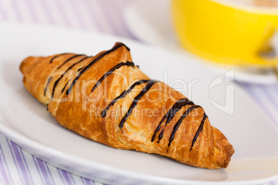 Croissant mit Schoko-Überzug