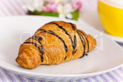 Croissant mit Schoko-Überzug
