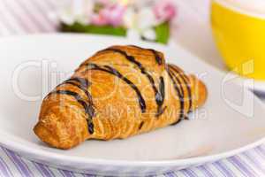Croissant mit Schoko-Überzug