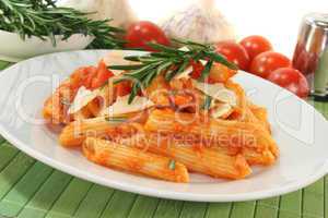 Penne mit Tomatensoße und Parmesan