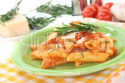 Penne mit Tomatensoße und Parmesan