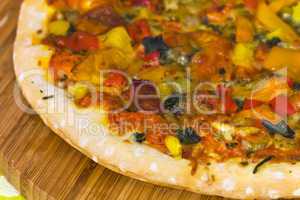 Pizza mit Paprika,Pilzen,Schinken,Oliven
