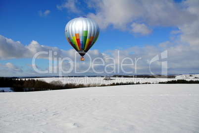 Ballon über Winterlandschaft