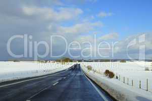 gerade Landstraße in der Eifel