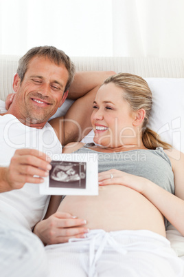 Futur parents looking at their x-ray