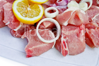 Sliced pork with onion and lemon
