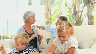 Großeltern mit Enkelkindern