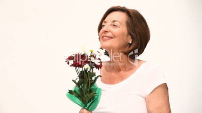 Seniorin mit Blumen