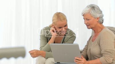 Seniorin mit Laptop