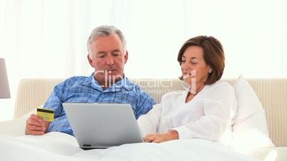 Senioren mit Laptop