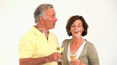 Paar mit Weingläsern